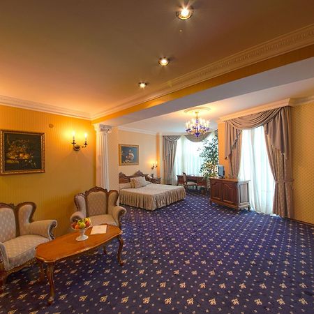 Grand Hotel London Warna Exterior foto Suite