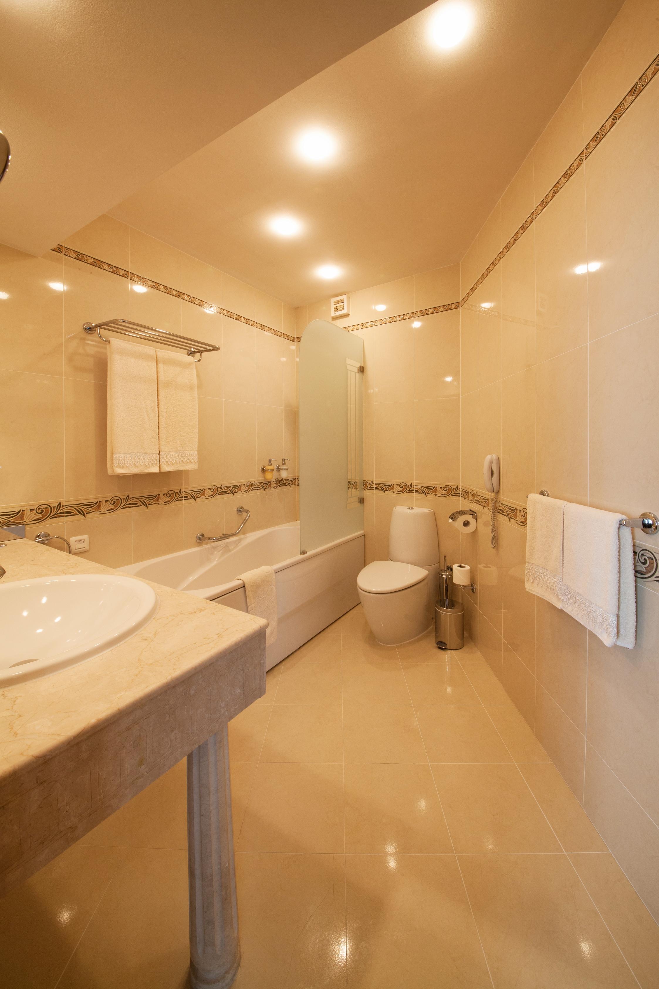 Grand Hotel London Warna Exterior foto Bathroom