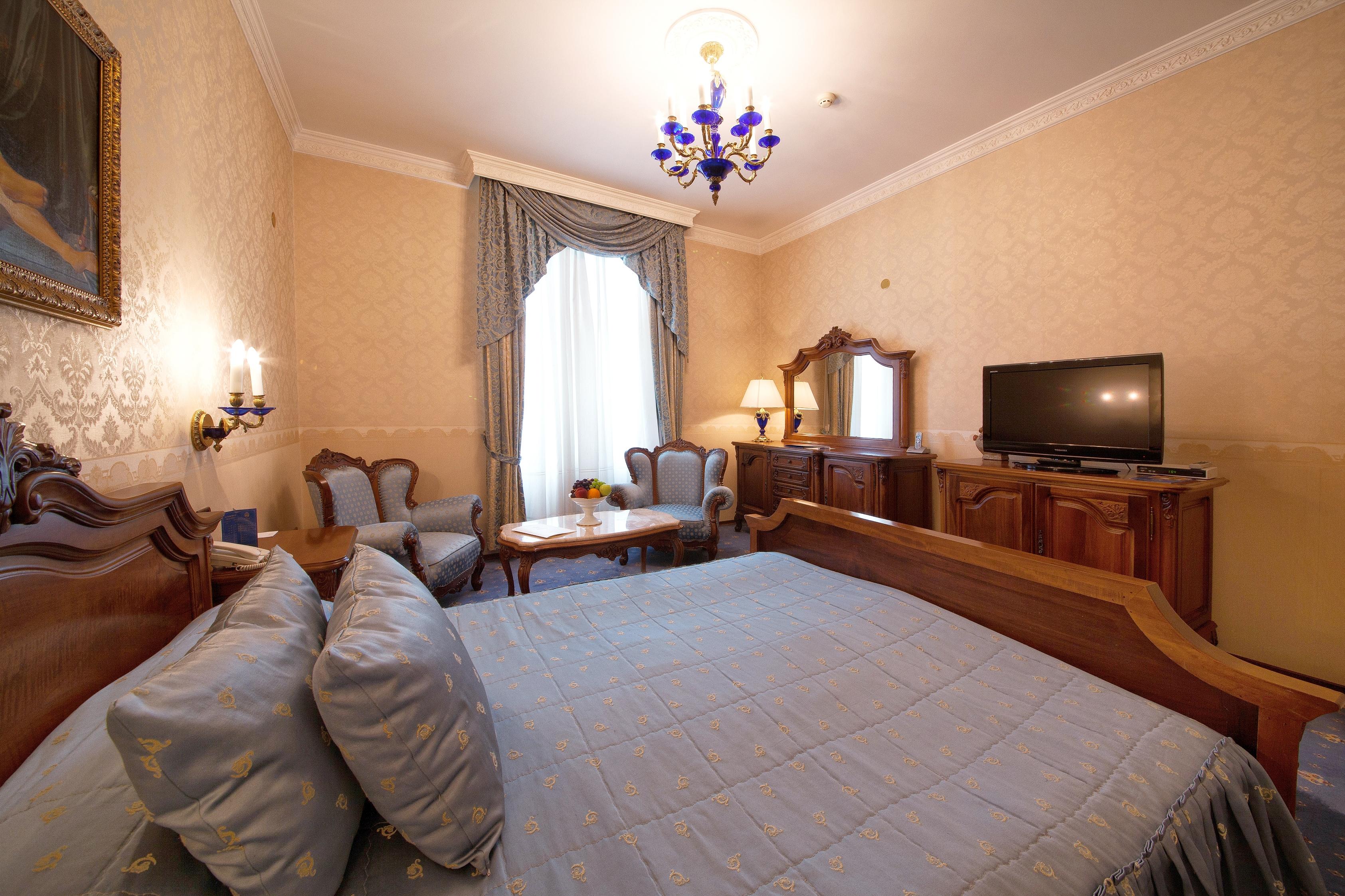 Grand Hotel London Warna Exterior foto A room at the hotel