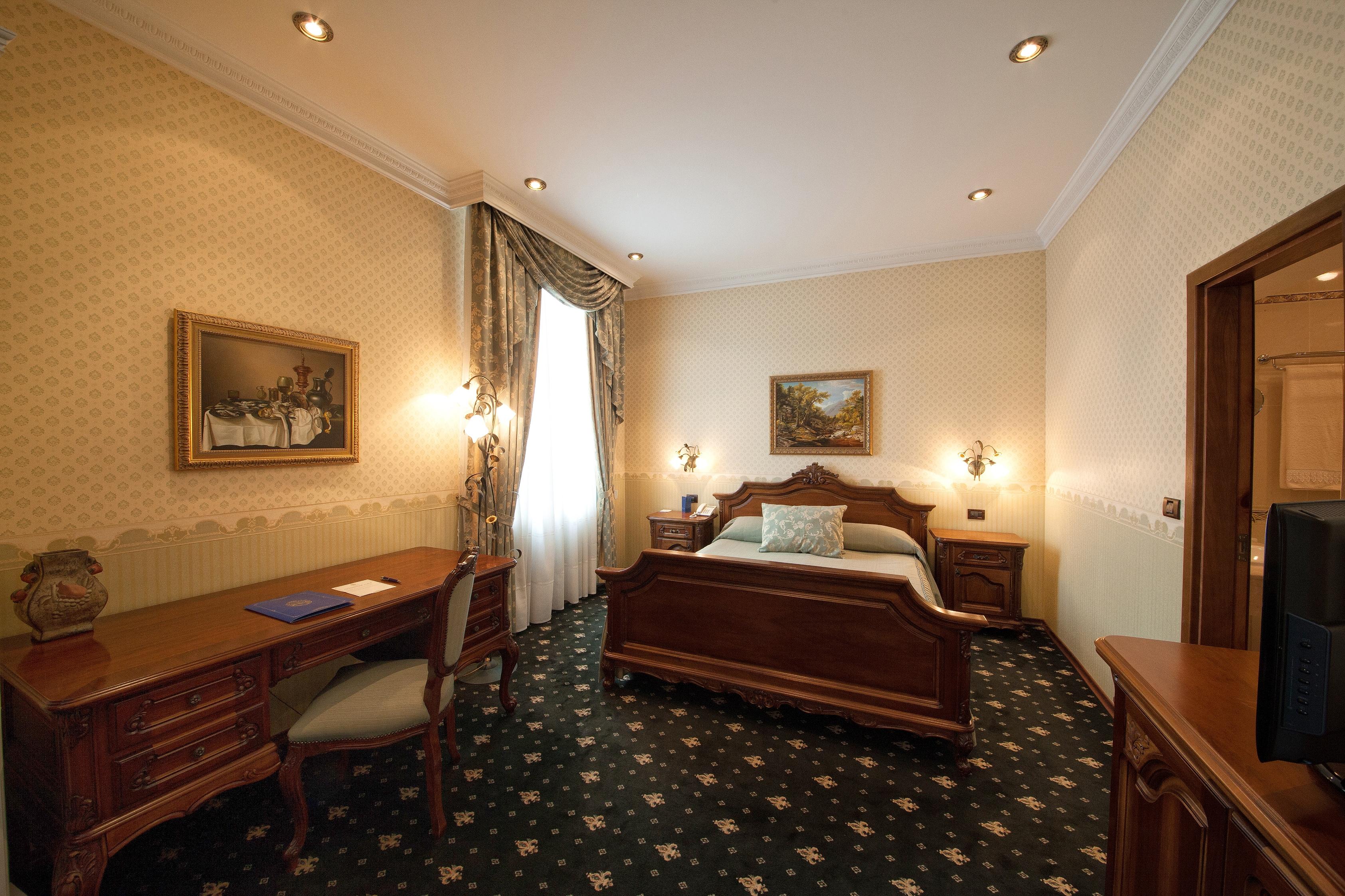 Grand Hotel London Warna Exterior foto A room at the hotel