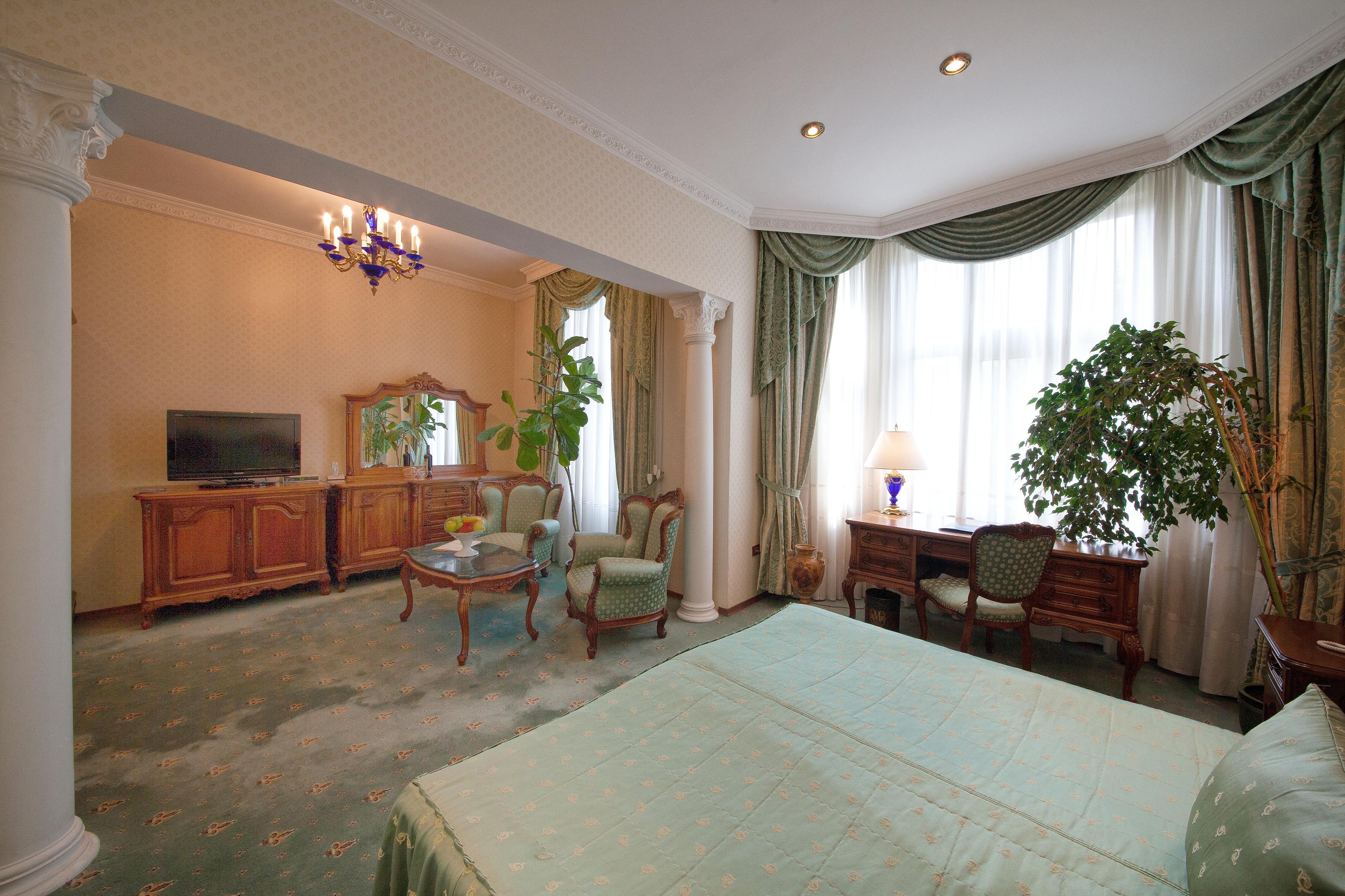 Grand Hotel London Warna Exterior foto A room at the hotel