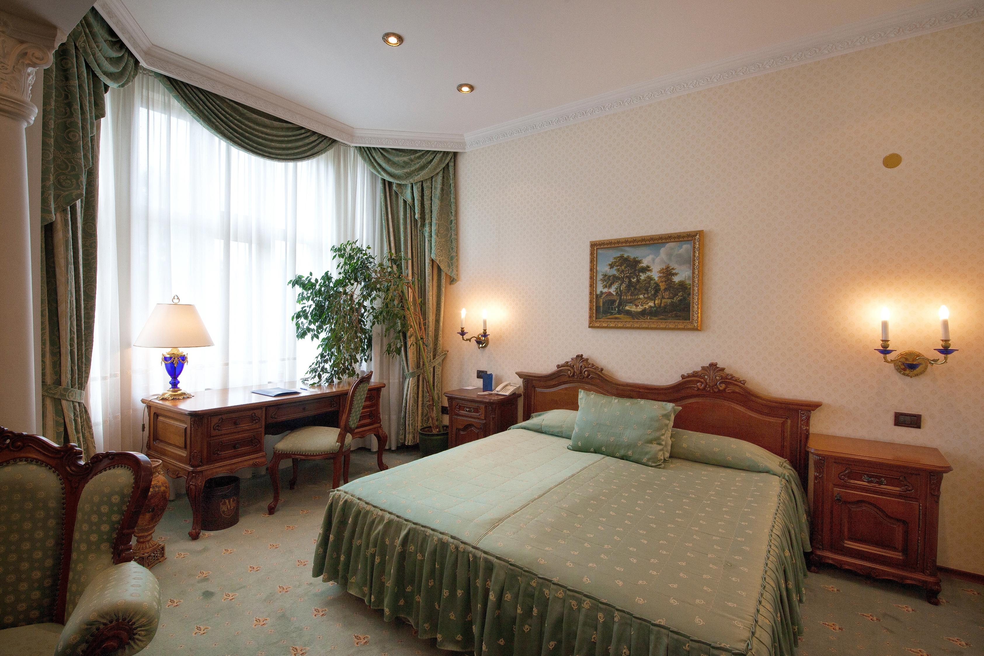 Grand Hotel London Warna Exterior foto A bedroom