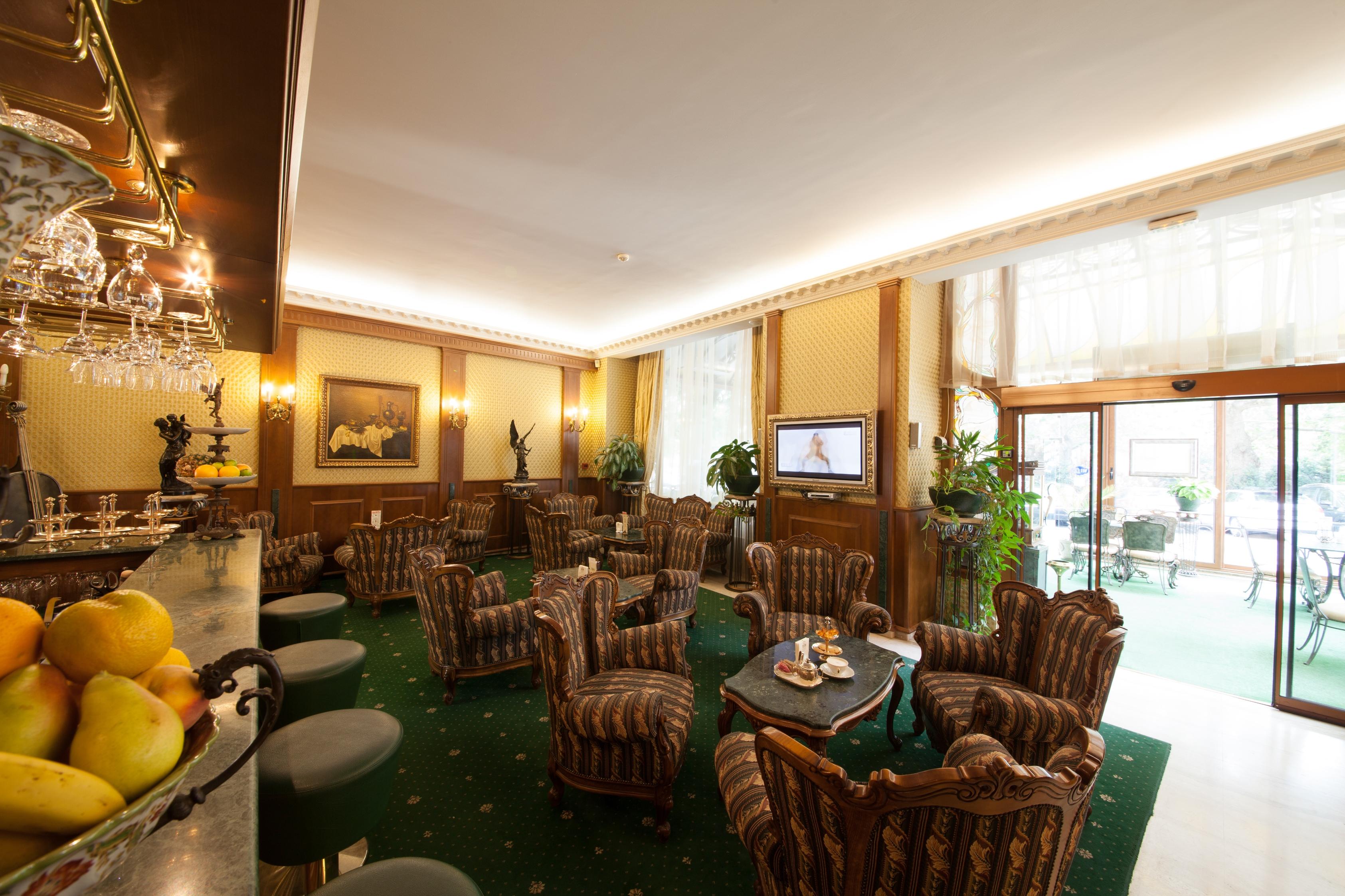 Grand Hotel London Warna Exterior foto The lobby
