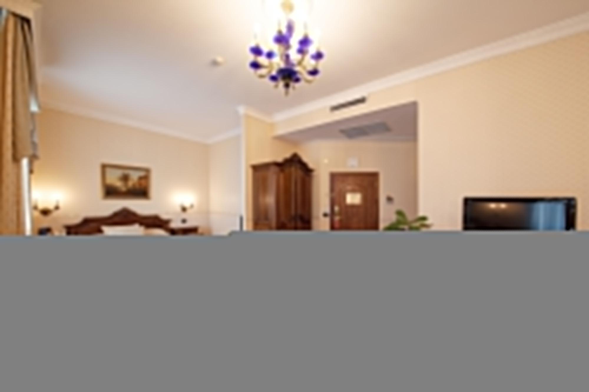 Grand Hotel London Warna Exterior foto A room at the hotel