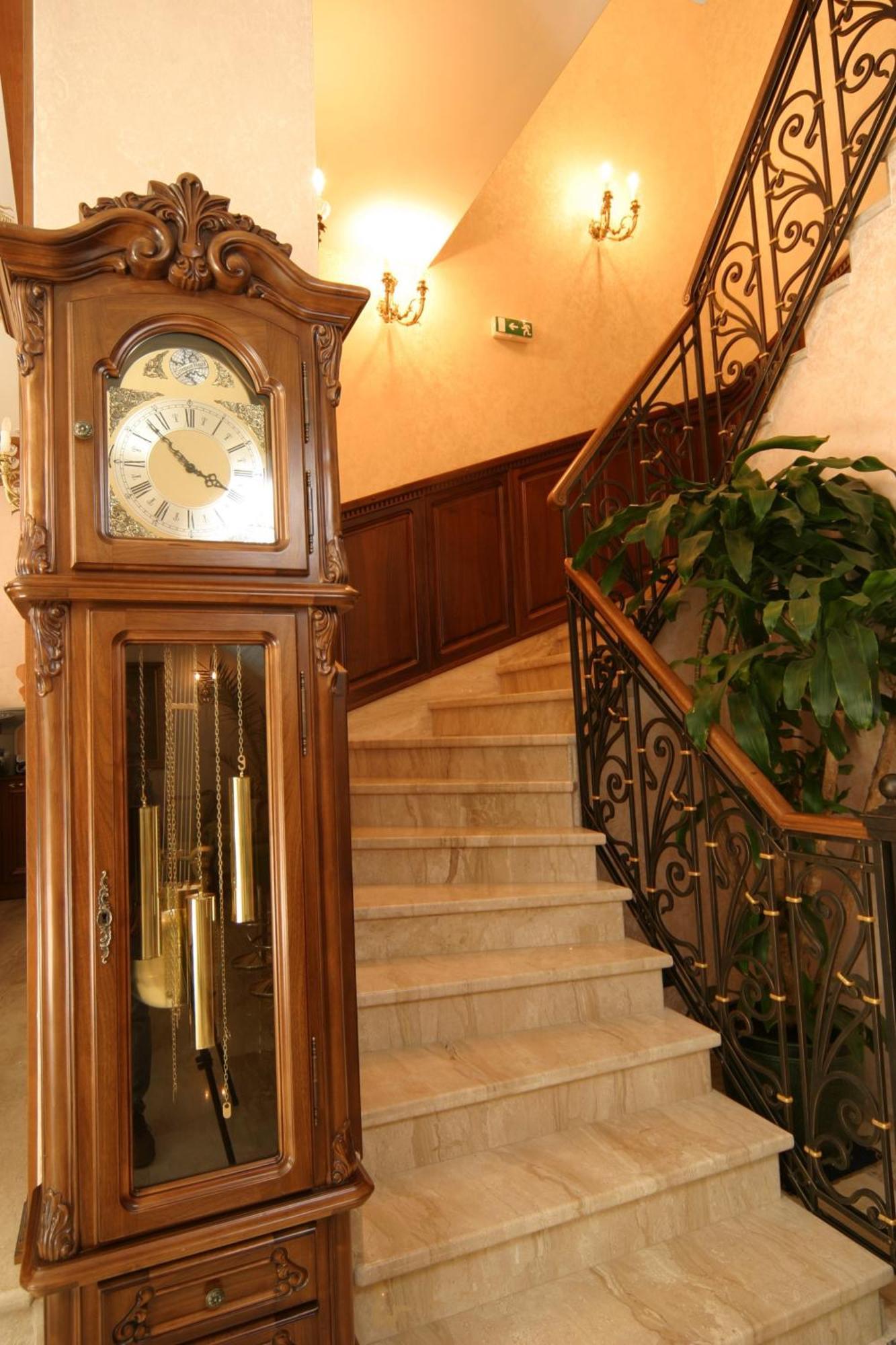 Grand Hotel London Warna Exterior foto A grandfather clock