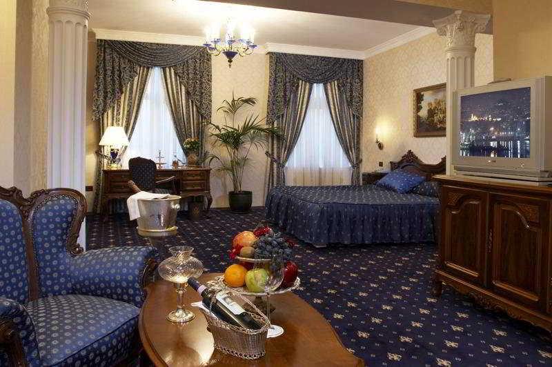 Grand Hotel London Warna Exterior foto A typical hotel room
