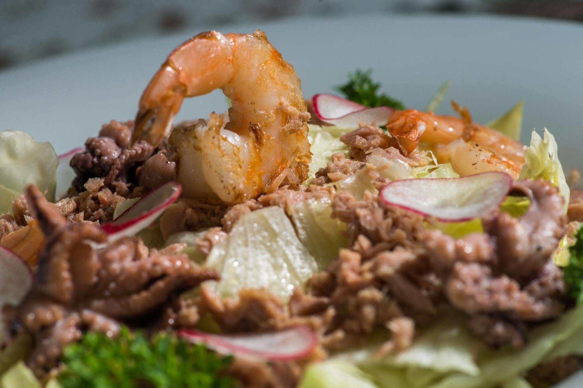 Grand Hotel London Warna Exterior foto Seafood salad