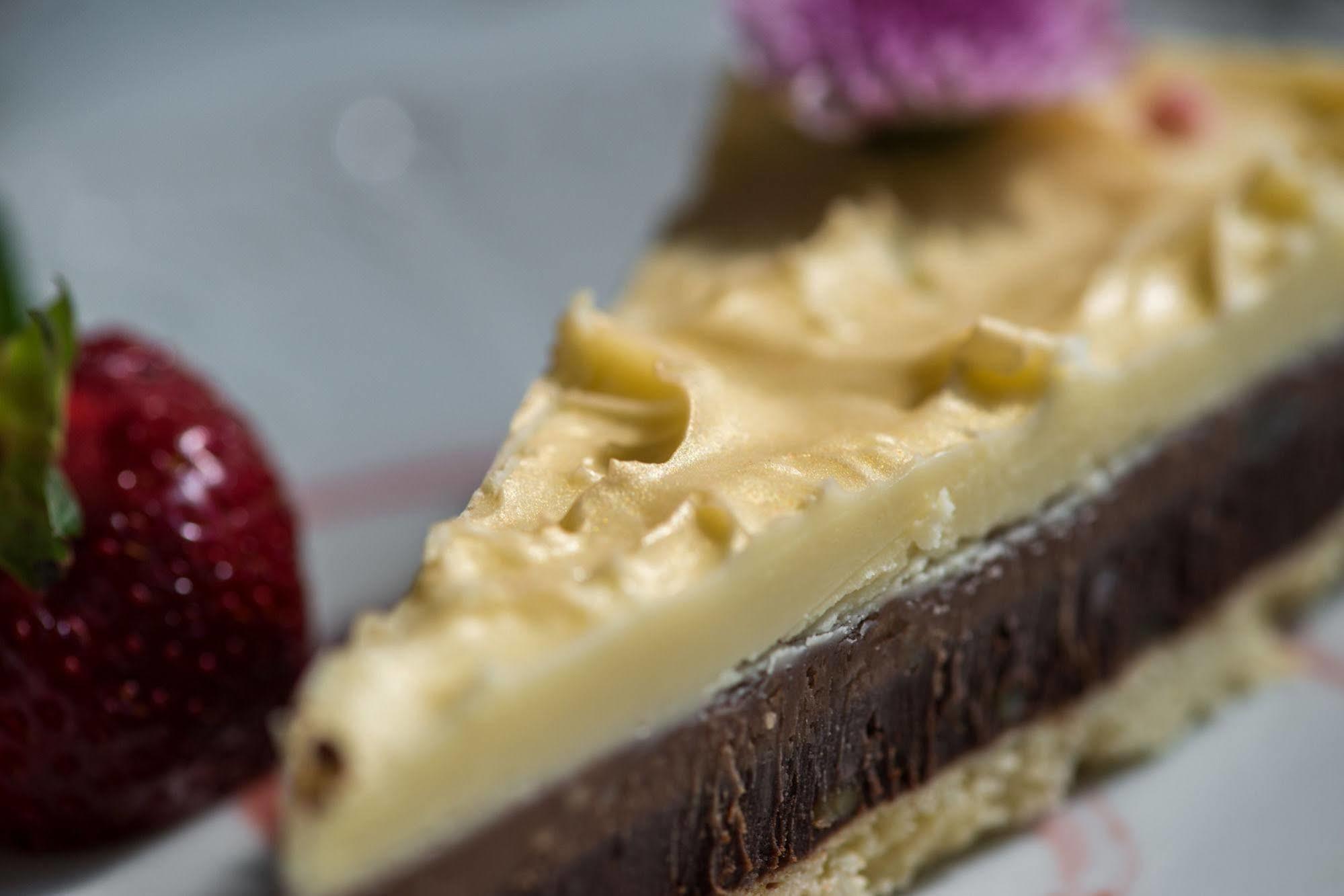 Grand Hotel London Warna Exterior foto A slice of chocolate and fig cake