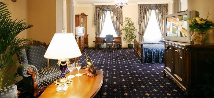 Grand Hotel London Warna Zimmer foto A suite at the hotel