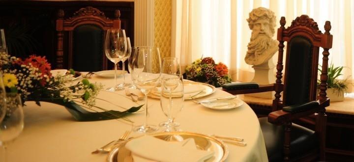 Grand Hotel London Warna Restaurant foto A table set for a meal